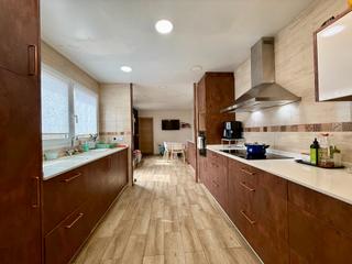 Casa adossada a Poble - Casc Antic. Casa amb ampli pati i grans espais exteriors