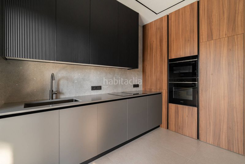 Foto 5c23b97a-a5c8-4288-8c32-6c5cc9ccf7e3. Casa amb piscina a Centre Castelldefels