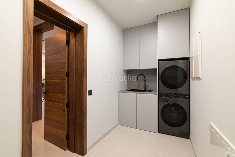 Foto 69b88943-ae2d-4da3-b2bc-903d594a40c1. Casa amb piscina a Centre Castelldefels