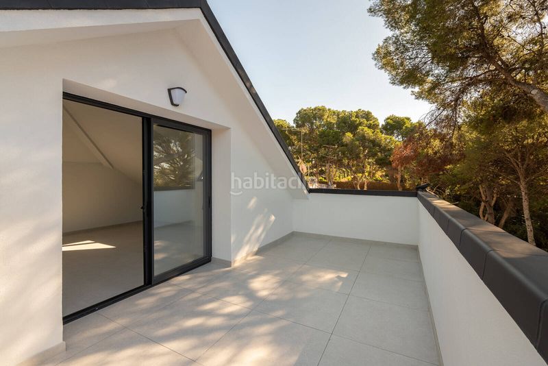 Foto 6c41fec5-5d0e-4482-a495-40589ac7b47f. Casa amb piscina a Centre Castelldefels