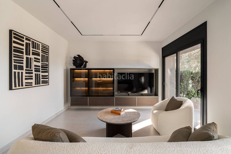 Foto be5df8a7-51e4-40b0-a32e-4fa10de729db. Casa amb piscina a Centre Castelldefels