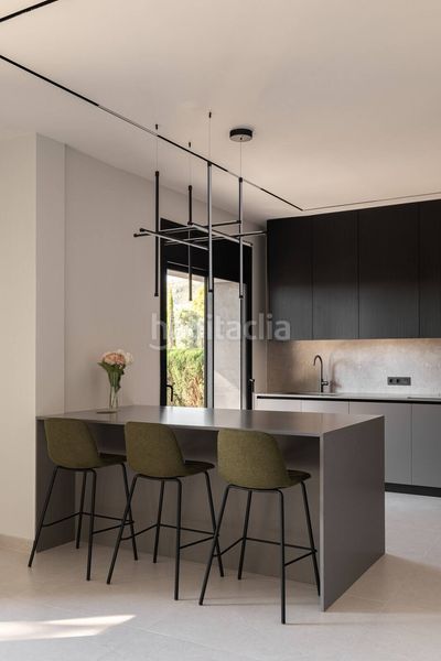 Foto f747cbf4-a54e-4ac8-b543-8d6ce3ef543c. Casa amb piscina a Centre Castelldefels