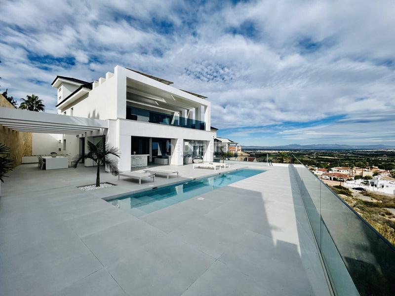 Foto 9807bd98-3218-4388-959a-2b05702465aa. Casa amb piscina a Rojales