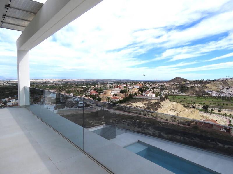 Foto dd55a592-b388-43f5-8374-c6a0b86677a1. Casa amb piscina a Rojales