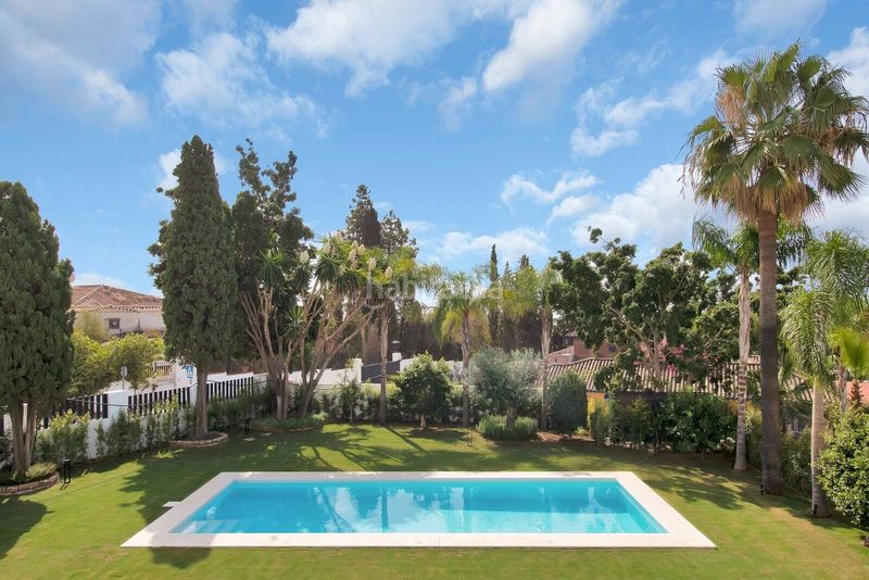 Foto 364bf42d-32e5-4dbc-bacb-2965f3c84d03. Casa amb piscina a lomas de Marbella club Marbella