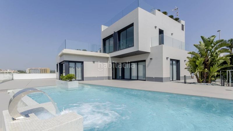 Foto 1fc6b65b-8a60-4929-85b3-4887d528dea6. Casa amb piscina a Campoamor Orihuela