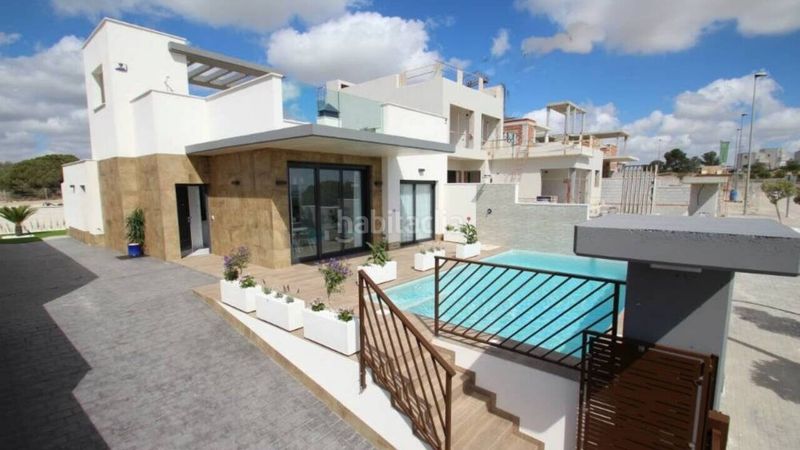 Foto fe2359ef-5b0d-4bc2-bcf4-37f0f35b93b7. Casa amb piscina a Campoamor Orihuela