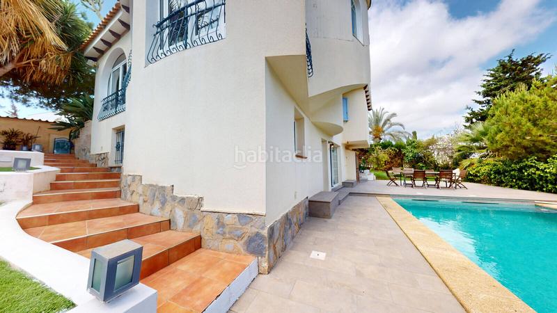 Foto e95f1d42-9a92-4a08-871a-60d75946e448. House with pool in La Zenia Orihuela
