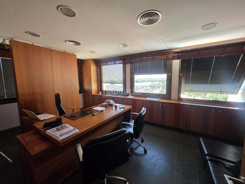 Foto b2fb4b27-6d85-43d6-a4dd-b30ac2f6fa9c. Bureau avec parking dans El Tardón - El Carmen Sevilla