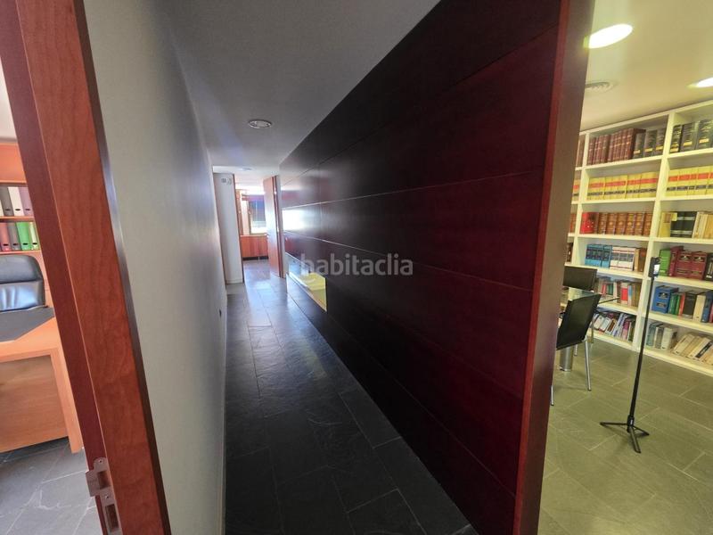 Foto eee8aacd-40d9-49c3-a80a-16180c9f8a38. Bureau avec parking dans El Tardón - El Carmen Sevilla