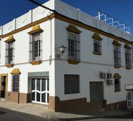 Casa  Calle cesar augusto. Casa  chalet de esquina en venta en  carmona eses