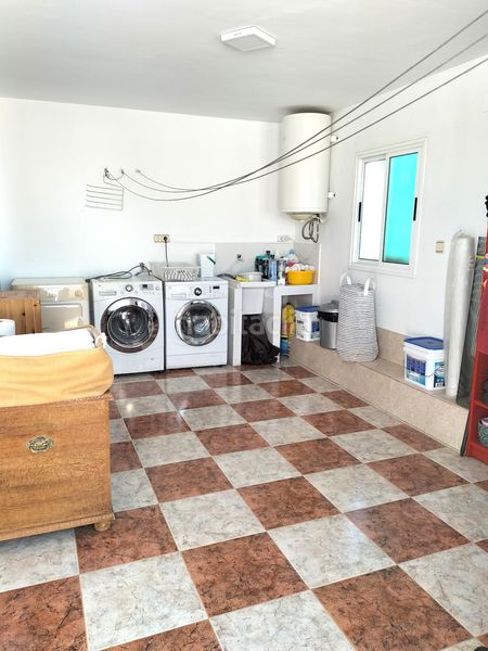 Foto a3a825df-cf0a-4586-bc39-2c266edc11f1. Casa amb aparcament a Carmona
