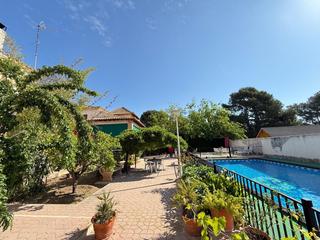 Casa a Monòver. Amplia casa de 8 dormitorios, con piscina privada y jardín en pa