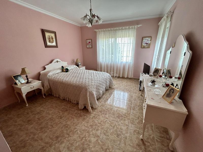 Foto 061e459e-16b1-4609-8a3c-79fe3ede21f9. Casa amplia casa de 3 dormitorios y 2 baños en 1.000 m de parcela. jardín privado, vistas a la montaña y parking para 2 coches. tu hoga en Nucia (la)