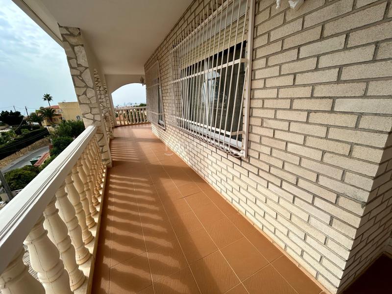 Foto 54a8eb55-81dc-46c4-a5fa-769c624d51ee. Casa amplia casa de 3 dormitorios y 2 baños en 1.000 m de parcela. jardín privado, vistas a la montaña y parking para 2 coches. tu hoga en Nucia (la)