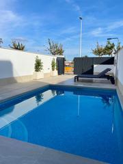 Casa en San Pedro del Pinatar. Amplia casa de 3 dormitorios y 2 baños, con jardín y piscina pri