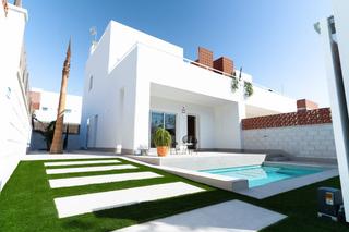 House en Pilar de la Horadada Ciudad. Villa moderna en venta en pilar de la horadada alicante . 3 dorm