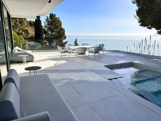 House en Mascarat. Lujosa villa en venta en primera linea de mar en altea