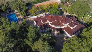 Xalet a El Palmar. Chalet en venta con piscina y pista de tenis.