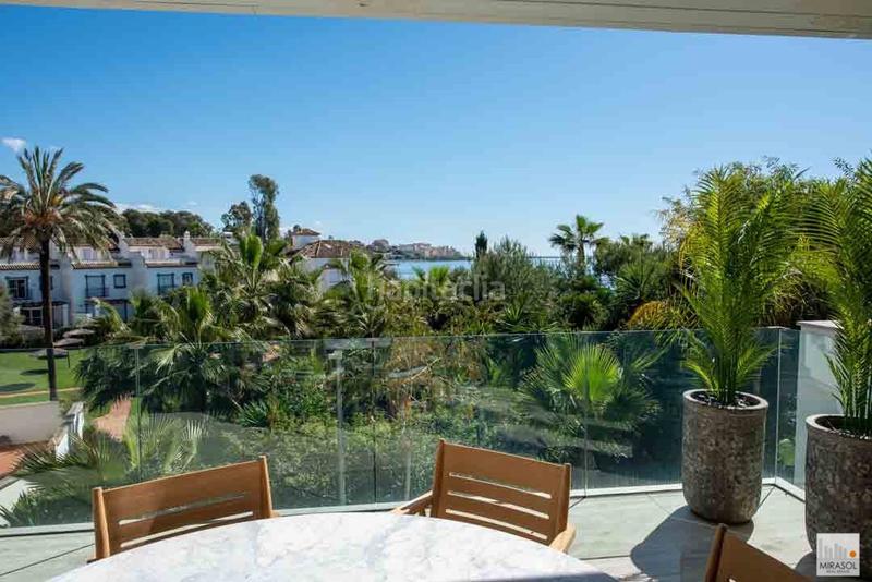 Foto ba6a629d-db9d-4123-bc28-950f389c26de. Piso apartamento de lujo en primera línea de playa en Estepona