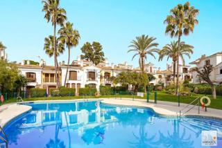 Casa adosada  Calle cabo trafalgar. Urbanización privada en primera línea, junto senda litoral