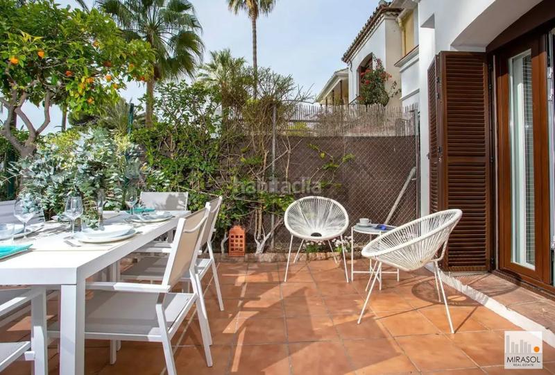 Foto 7011283c-0f6a-425a-bf09-911565374401. Casa adosada urbanización privada en primera línea, junto senda litoral en Estepona