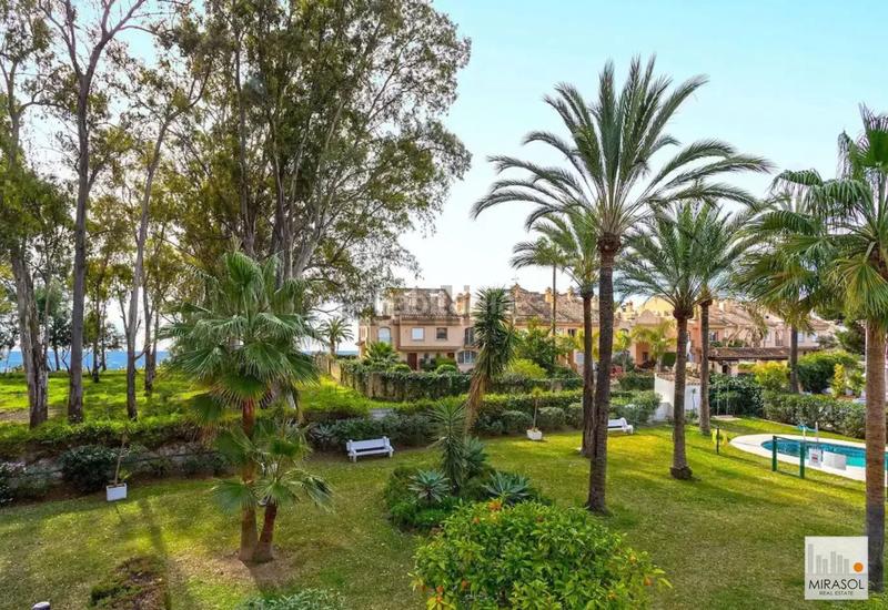 Foto 9e2d840a-3578-45fc-90fa-0bbdbad175a3. Casa adosada urbanización privada en primera línea, junto senda litoral en Estepona