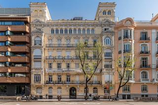Piso en Calle de almagro 38. Vivienda de lujo reformada con garaje y terraza en el corazón de