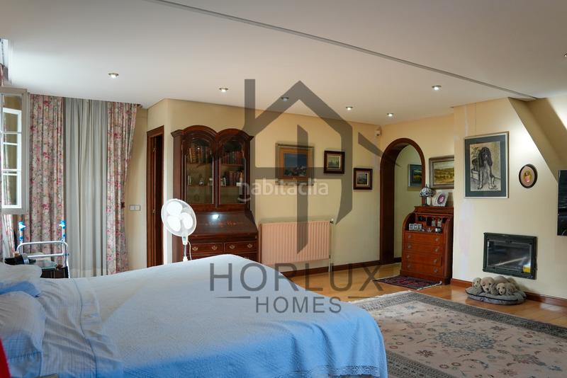 Foto da3e66ec-ef4d-48a6-8b4e-a962db338477. Chalet con camino riscaldamento parcheggio piscina in Pozuelo de Alarcón