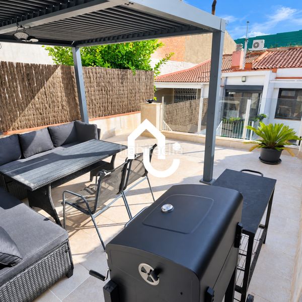 Foto a9d9c9b0-e0c4-4405-89c8-1f34d2a7cf22. Casa adossada amb aparcament a Roc Blanc Terrassa