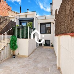 Casa adossada a Roc Blanc. Espectacular casa de 4 habitaciones en terrassa, reformada!!!
