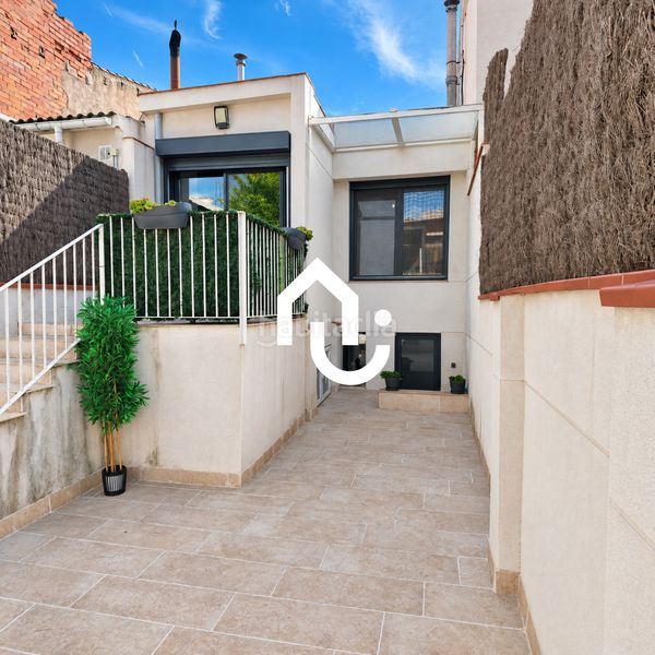 Foto f87f4c58-7620-4c01-a205-afffaa4980be. Casa adossada amb aparcament a Roc Blanc Terrassa