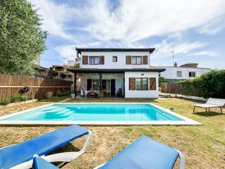 Casa a Mas Pere-Río de Oro. Chalet con licencia turística, jardín y piscina