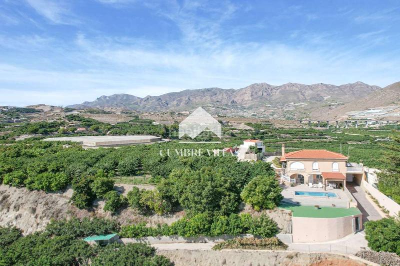 Foto 4486a04a-3587-4f67-96e9-efbff628a837. Casale con parcheggio in Centro Salobreña