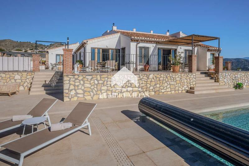 Foto 53f2c9cc-d59d-4901-954d-27387a1240e0. Casa amb aparcament a Cotobro Almuñécar