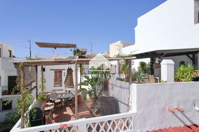 Foto 43d3a86b-1ae5-42af-9210-ea74b53db49f. Casa aparellada a Centro Salobreña