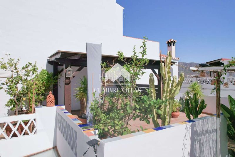 Foto 523f4f30-8e15-4a69-ab96-fef89a6002b9. Casa aparellada a Centro Salobreña