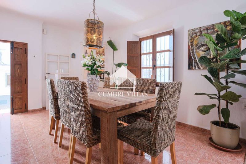 Foto af2db091-ee9f-4301-8a5d-cc9df0495c6f. Casa aparellada a Centro Salobreña
