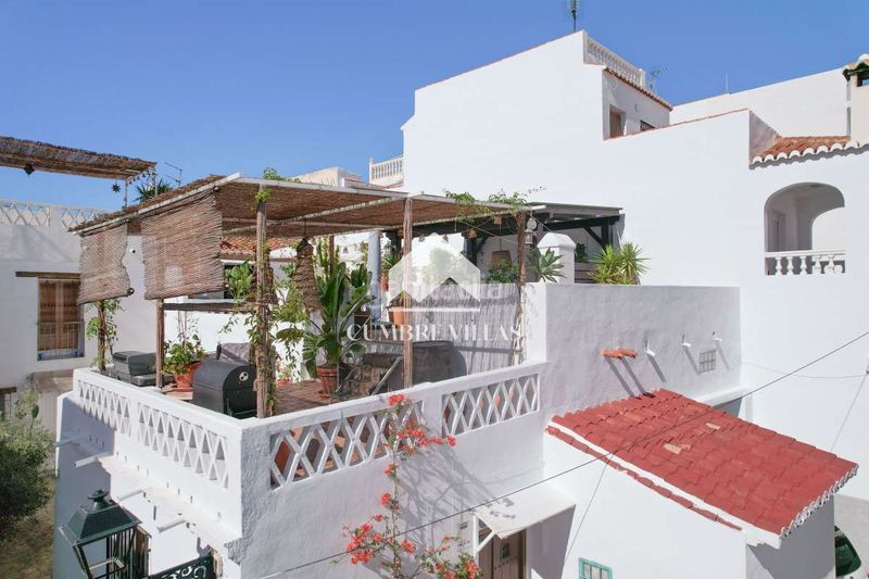Foto c6f64a3a-c195-4fa8-ba30-b3875c5cd8c8. Casa aparellada a Centro Salobreña