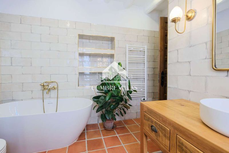 Foto ec2e58b0-8456-433e-9887-52818fc1432b. Casa aparellada a Centro Salobreña