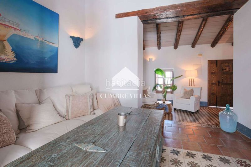Foto f7cb01ef-f918-4a8e-8657-dbdb44c52a43. Casa aparellada a Centro Salobreña
