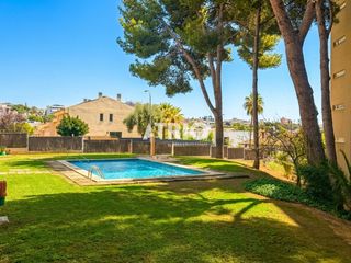 Alquiler Piso en Gènova. Espectacular piso en alquiler con piscina y 2 plazas de parking