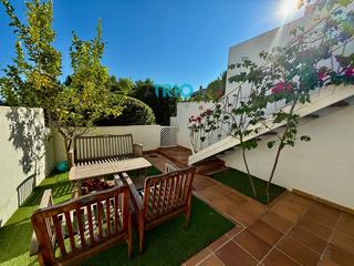 Lloguer Xalet a La Bonanova. En alquiler. esta encantadora vivienda pareada se distribuye en