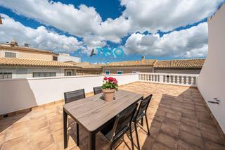 Casa a Maria de la Salut. Casa de pueblo en esquina totalmente restaurada en el corazón de