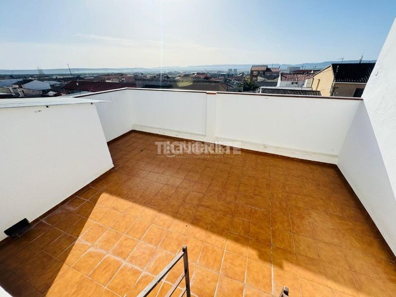 Foto 05efa228-fda0-40b8-b289-435874d2cdb2. Casa aparellada amb calefacció aparcament a Yébenes (Los)