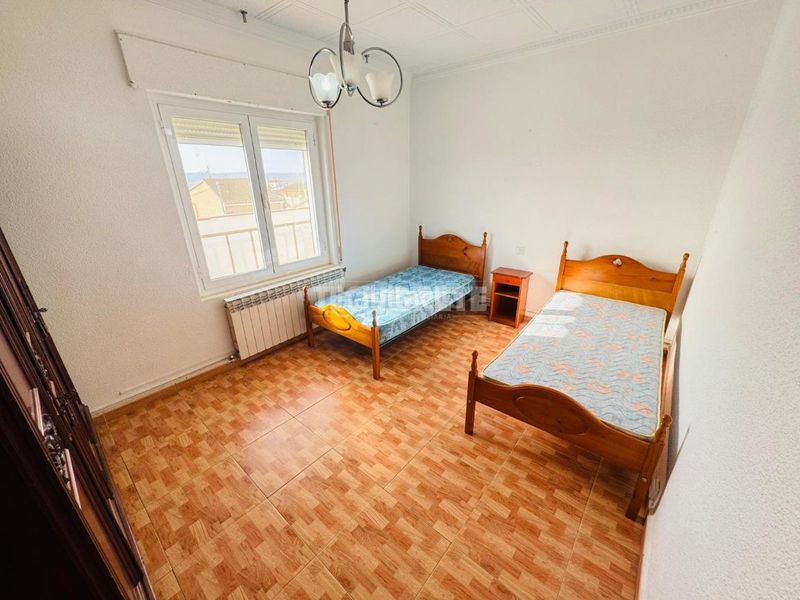 Foto fe88d16b-e4fa-47eb-9068-8e17d778a811. Casa aparellada amb calefacció aparcament a Yébenes (Los)