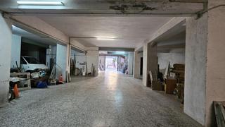 Local Comercial a De les hortes 24. Local comercial de 806m2 en dos plantas
