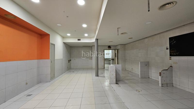 Foto 256fcd54-69f2-406b-86e5-ab21c6cdf004. Alquiler local comercial en dels tints 3 local comercial en centro comercial de la ciudad en Figueres