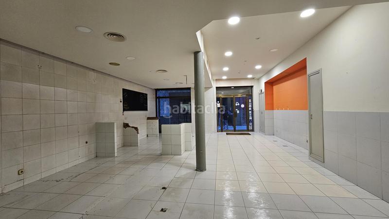 Foto 6dd0e765-93f4-41e3-8d5e-a3408e318673. Alquiler local comercial en dels tints 3 local comercial en centro comercial de la ciudad en Figueres