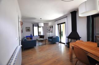 Casa a Delcies 17. Amplia casa reformada con terraza, jardn y garaje en parcela de